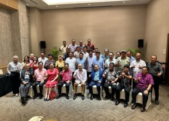 ADUN PH SABAH menghadiri perjumpaan bersama Hajiji Noor (duduk, tengah) dan ADUN GRS di Kota Kinabalu semalam.