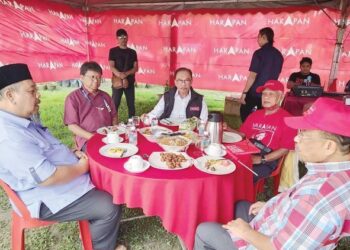 PHAHROLRAZI Mohd. Zawawi (duduk, kanan) ketika membantu kempen Anwar Ibrahim dan Pengerusi Amanah Perak yang juga calon DUN Manjoi, Datuk Asmuni Awi di Perak, baru-baru ini.