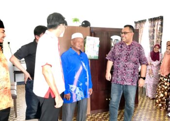 ZULKARNAIN Md. Eusope (kanan) berbual dengan Che Aziz Che Teh di rumahnya di Kampung Kubang Palas, Tumpat, hari ini. - UTUSAN/ROSLIZA MOHAMED