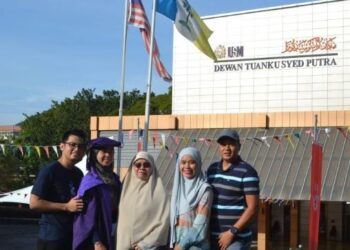 NADIRAH ZAWANI Mohd. Nesfu berkongsi kejayaan bersama ahli keluarga selepas berjaya memperoleh ijazah berkembar PhD (double PhD) dalam bidang Sains Kimia iaitu dari USM dan University of Lorraine, Nancy, Perancis.