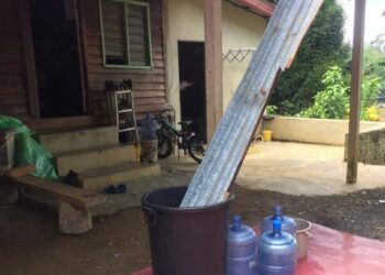 PENDUDUK terpaksa menadah air hujan ekoran gangguan bekalan air yang masuk hari keenam sejak Rabu lalu di Mukim Bukit Segumpal, Chenor di Maran, Pahang.