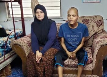 ERMADIANA Apwa (kiri) bersama Muhammad Syahir Mohd. Shahrul yang menderita kanser testis tahap empat di rumahnya di Felda Kota Gelanggi Dua di Jerantut, Pahang. - FOTO/HARIS FADILAH AHMAD
