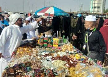 ARIPIN Said (kanan) sedang tawar menawar harga barangan cenderamata untuk dibawa pulang ke tanah air menggunakan Bahasa Melayu di Kota Suci Madinah. – FOTO/IHSAN ARIPIN SAID