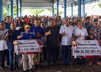 MAHDZIR Khalid (lima dari kanan) bersama kaki tangan Risda Pahang dan penerima dividen Tanam Semula Komersial (TSK) dan  bantuan keusahawanan sempena Majlis Pekebun Kecil Makmur Risda Pahang di Kampung Mela di Lipis, Pahang. - FOTO/HARIS FADILAH AHMAD