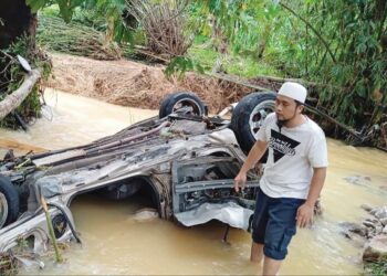 KEADAAN kereta jenis Proton Saga FLX milik Kamarul Azzra J. C. Rais yang rosak dalam kejadian banjir di Kampung Sum Sum Janda Baik, Bentong, Pahang, 11 Mei lalu.
