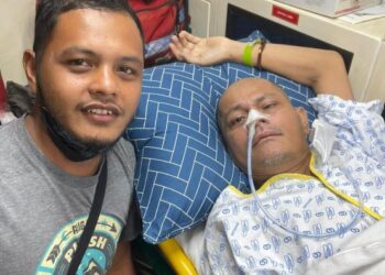 MOHAMMAD Zafifi Kamarulzaman (kiri) bersama Kamarulzaman Mohd. Fauzi @Jazuli yang berada dalam ambulans untuk dibawa pulang sejurus selepas tiba di Lapangan Terbang Antarabangsa Kuala Lumpur (KLIA). - IHSAN AHLI KELUARGA