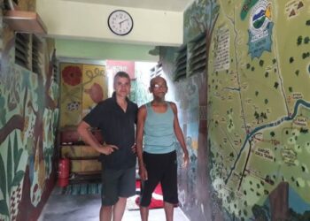 PELANCONG backpackers Republik Czech, Vaclav Aubrecth (kiri) ketika singgah di pusat inap Tahan Guest House, Kampung Kuala Tahan di Jerantut, Pahang. - MINGGUAN/HARIS FADILAH AHMAD