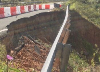 KEADAAN mendapan tanah dan cerun runtuh hampir separuh jalan mengundang risiko keselamatan penduduk ketika melalui jalan antara Kampung Pagi ke Mat Daling di Jerantut, Pahang. - UTUSAN/HARIS FADILAH AHMAD