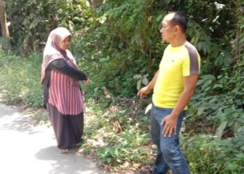 ZUKI Ishak (kanan) dan isterinya, Noraini Abd. Gapar menunjukkan tempat kejadian cubaan culik anaknya di Kampung Jeram Landak di Lipis, Pahang. - FOTO/HARIS FADILAH AHMAD