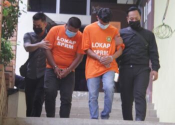 DUA kakitangan Felda diperintahkan tahanan reman selama lima hari selepas dibawa ke Mahkamah Temerloh di Temerloh, Pahang.