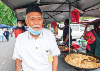 SHEIKH Hussin Sheikh Jaafar ketika ditemui di Bazar Ramadan Lurah Semantan di Temerloh, Pahang. - UTUSAN/SALEHUDIN MAT RASAD