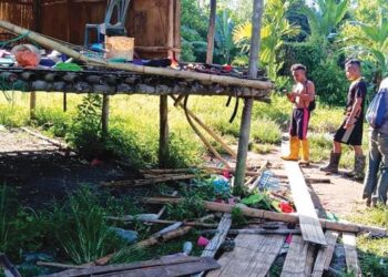 PENDUDUK melihat sebuah rumah yang rosak teruk akibat diceroboh kawanan gajah liar di Kampung Gening, Pos Betau di Lipis, Pahang. – FOTO/IHSAN PENDUDUK KAMPUNG GENING