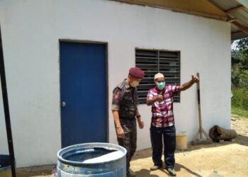 MOHD. YUSRI Hassan Basri (kiri) bertanyakan sesuatu kepada Kamarudin Li ketika melawat rumah baharunya  di Kampung Seberang, Tanjung Buloh, Lipis, Pahang. - UTUSAN/HARIS FADILAH AHMAD