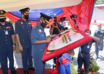 ISMAIL Abd. Muttalib menandatangani plak bagi merasmikan bangunan baharu balai bomba Raub yang telah dinaiktaraf di Raub, Pahang. - FOTO/SALEHUDIN MAT RASAD