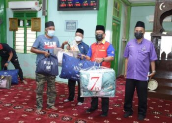 MOHD. AJIB Ismail (dua dari kanan) menyampaikan sumbangan kepada penerima di Masjid Kuala Kaung, Lanchang , Temerloh, Pahang. - FOTO/NORHAFIZAN ZULKIFLI