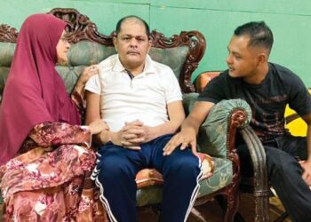 KAMARULZAMAN Mohd. Fauzi (tengah) gembira dapat berada di sisi isteri, Wan Hayati Wan Yaakub (kiri) dan anaknya, Muhamad Zafifi (kanan) di kediamannya di Jerantut, Pahang. – FOTO/NORHAFIZAN ZULKIFLI