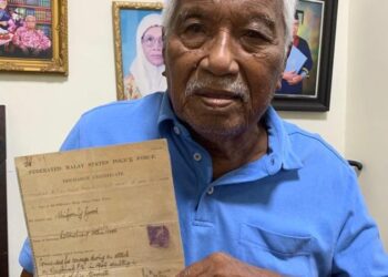MOHD. NOOR Awang Teh menunjukkan sijil berhenti pasukan polis tahun 1954 ketika ditemui di rumahnya di Kampung Kerayong, Bera, Pahang. - UTUSAN/SALEHUDIN MAT RASAD