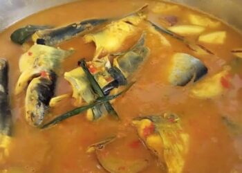 IKAN patin masak asam tempoyak antara juadah mengalami kenaikan harga di gerai, restoran bandar bazar Ramadan di Jerantut, Pahang. - FOTO/HARIS FADILAH AHMAD