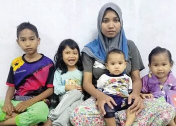 NUR ASHIKIN Omar bersama anak orang kurang upaya, Ainul Mardhiah Nurul Ridzuan (dua dari kiri) dan tiga beradik yang lain tinggal berdekatan Felda Kota Gelanggi Dua, Jerantut, Pahang. - FOTO/HARIS FADILAH AHMAD