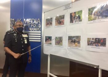 RAMLI Mohamed Yoosuf menunjukkan gambar port aktiviti penyalahgunaan dadah di kawasan Felda yang telah diserbu dalam Op Tapis Khas SeMalaysia di seluruh Pahang. - FOTO/DIANA SURYA ABD. WAHAB