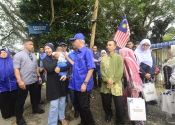 ISMAIL Sabri Yaakob (tengah) beramah mesra dengan penduduk ketika hadir majlis ramah mesra bersama penduduk Kampung Batu Bor di Dewan Belia Batu Bor, Bera, Pahang. - FOTO/SHAIKH AHMAD RAZIF