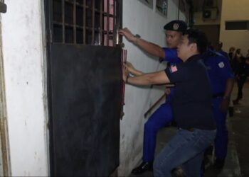 PIHAK berkuasa  memecah masuk premis rumah kedai yang dikatakan dijadikan port mak nyah melakukan aktiviti maksiat dalam operasi bersepadu di Jalan Pasar di Kuantan, Pahang. - UTUSAN/ DIANA SURYA ABD WAHAB