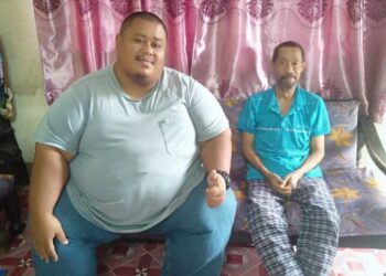ISMAIL Mat Kahar (kanan) bersama Ketua Kampung Kedondong, Mohd. Rozi Rozuki di rumahnya di Kampung Bukit Rang di Jerantut, Pahang. – FOTO/HARIS FADILAH AHMAD