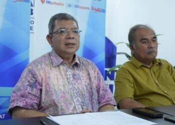 SAIFUDDIN Abdullah (kiri) dalam sidang akhbar di Pusat Khidmat Parlimen Indera Mahkota di Kuantan, Pahang.