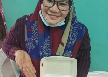 NORZUWITA Mohamad Taib menunjukkan produk jualannya sempena Ramadan di Kuantan, Pahang.