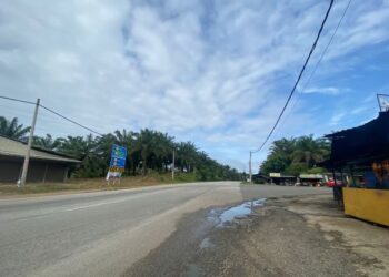 SIMPANG jalan Felda Jengka 10 ke laluan utama Bandar Tun Abdul Razak Jengka dan Jerantut yang tidak mempunyai garisan putih serta lampu jalan membahayakan keselamatan pengguna. - UTUSAN/NORHAFIZAN ZULKIFLI