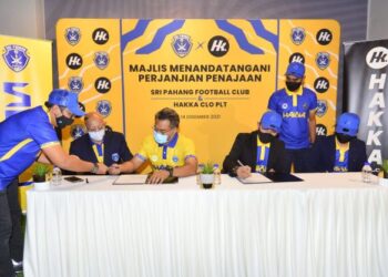 MUHAMMED Suffian Awang (tiga dari kiri) dan Noor Sollihin Mohamed (empat dari kiri) menandatangani perjanjian penajaan antara Sri Pahang FC dan Hakka Clo Plt. di Kuantan, Pahang, semalam. – FOTO/SHAIKH AHMAD RAZIF