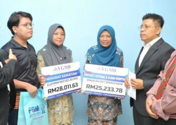 KETUA Pegawai Eksekutif YGMB, Datuk Wan Munadi Wan Mamat (dua dari kanan) bersama Ahli Lembaga Pemegang Amanah YGMB, Mohd. Yong Salleh (kiri)  menyampaikan sumbangan manfaat keahlian YGMB kepada Zarini (tiga dari kiri) dan Norhashimah (penyakit kritikal) di Pejabat Pendidikan Daerah (PPD) Maran, Pahang, hari ini.