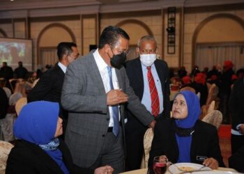ABDUL Rahman Mohamad menyantuni seorang kakitangan Kemas pada majlis Anugerah Perkhidmatan Cemerlang Jabatan Kemajuan Masyarakat (Kemas) di Hotel Grand Darul Makmur, Kuantan, Pahang. - FOTO/SALEHUDIN MAT RASAD
