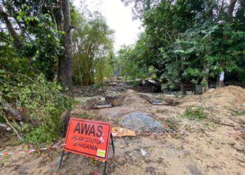PENDUDUK berharap jambatan Sungai Kuali yang rosak akibat banjir pada Disember tahun lalu segera dibaikpulih di Kampung Janda Baik di Bentong, Pahang. - UTUSAN/NORHAFIZAN ZULKIFLI