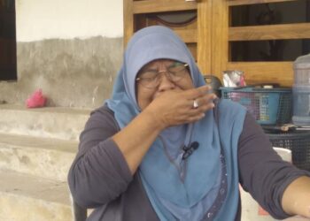 BATLIYAH Din tidak dapat menahan sebak ketika menceritakan kisah kakaknya, Che Putih di Felda Padang Piol di Jerantut, Pahang. - FOTO/HARIS FADILAH AHMAD
