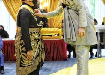 TENGKU HASSANAL Ibrahim Alam Shah Ibni Al-Sultan Abdullah Ri’ayatuddin Al-Mustafa Billah Shah berkenan mengurniakan Darjah Sri Indera Mahkota Pahang (SIMP) yang membawa gelaran Datuk kepada Timbalan Menteri Kewangan, Mohd. Shahar Abdullah di Istana Abu Bakar di Pekan, Pahang.