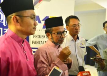 KHAIRI Khalid Abdul Rahman (dua dari kiri) ketika ditemui pemberita pada majlis terbuka Aidilfitri bersama ECRL di Kuantan, Pahang. - FOTO/SHAIKH AHMAD RAZIF