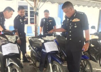 WAN Mohd. Zahari Wan Busu (kanan) menunjukkan motosikal yang ditemukan bersama suspek ketika serbuan di sebuah pondok dalam kawasan Jaya Gading di Ibu Pejabat Polis Daerah di Kuantan, Pahang. - FOTO/DIANA SURYA ABD. WAHAB