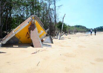 HAKISAN pantai menyebabkan Kekunang Tering Chalet musnah keseluruhannya dan ditutup pada 2018. Hakisan yang berlaku makin serius dan kini sudah membabitkan jarak kira-kira 200 meter di Kampung Tanjung Batu di Pekan, Pahang. - UTUSAN/SHAIKH AHMAD RAZIF