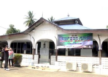 MASJID Kuala Kaung yang selesai dibaik pulih selepas terjejas teruk akibat banjir Disember tahun lalu di Temerloh, Pahang. - FOTO/NORHAFIZAN ZULKIFLI 
