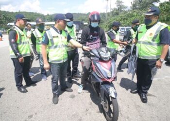 AEDY FADLY menunjukkan motosikal dengan nombor pendaftaran tidak mengikut spesifikasi ditetapkan dalam Ops Lejang Fasa 1 di Plaza Tol Bentong di Bentong, Pahang. - FOTO/SALEHUDIN MAT RASAD