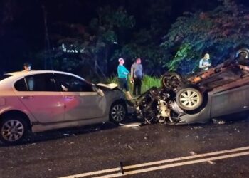 KEADAAN dua kereta yang bertembung dalam kemalangan jalan raya di Kilometer 7, Jalan Lipis ke Merapoh di Lipis, Pahang. - FOTO/IHSAN IPD LIPIS