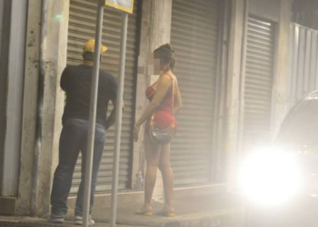 SEORANG lelaki sedang bertanyakan sesuatu kepada mak nyah di Jalan Pasar di Kuantan, Pahang. – FOTO/SHAIKH AHMAD RAZIF