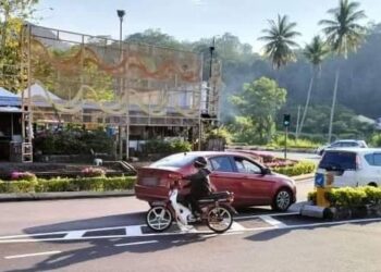 SEORANG penunggang dikesan membuat pusingan U di celah kenderaan menuju ke Ketari berdekatan bandar Bentong, Pahang. - FOTO/IHSAN IPD BENTONG