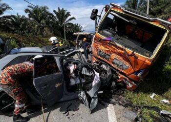 KEADAAN kenderaan pelbagai guna (MPV) yang terlibat kemalangan dengan sebuah lori membawa muatan kelapa sawit, di Jalan Selendang di Rompin, Pahang. - FOTO/IHSAN JBPM PAHANG