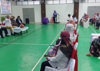 NAZRI Ngah (depan, tiga dari kiri) mengadakan soal jawab bersama anggota Lembaga Pengarah Koperasi yang mewakili 114 koperasi Felda Negeri Pahang di Dewan Datuk Zaharuddin Abu Kassim Kerdau, Temerloh, Pahang. - FOTO/SALEHUDIN MAT RASAD