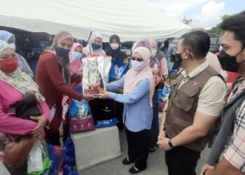 KAMALIAH Ghazali (tiga dari kanan) menyampaikan sumbangan makanan haiwan ternakan kepada penternak yang terjejas banjir di Kuantan, Pahang. - FOTO/DIANA SURYA ABD. WAHAB