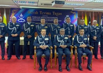 RAMLI Mohamed Yoosuf (duduk, tengah) bergambar kenangan pada Majlis Serah dan Terima Tugas Timbalan Ketua Polis Pahang, Ketua Jabatan Logistik dan Teknologi dan Ketua Polis Daerah Raub di IPK Pahang di Kuantan, Pahang. - FOTO/DIANA SURYA ABD. WAHAB