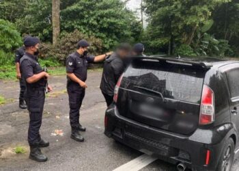 POLIS membuat pemeriksaan dalam kereta Perodua Myvi ketika sekatan jalan raya sempena Op Tapis di Kilometer 17, Jalan Genting Highlands menghala ke Kuala Lumpur di Bentong, Pahang. - FOTO/IHSAN IPD BENTONG