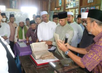 TENGKU Panglima Raja, Tengku Amir Nasser Ibni Al-Sultan Abdullah Ri'ayatuddin Al-Mustafa Billah Shah (tiga dari kanan) melihat naskhah al-Quran berusia 300 yang dipulihkan di Galeri Ulama Awliya Pondok Pok Kob di Maran, Pahang. - UTUSAN/SALEHUDIN MAT RASAD